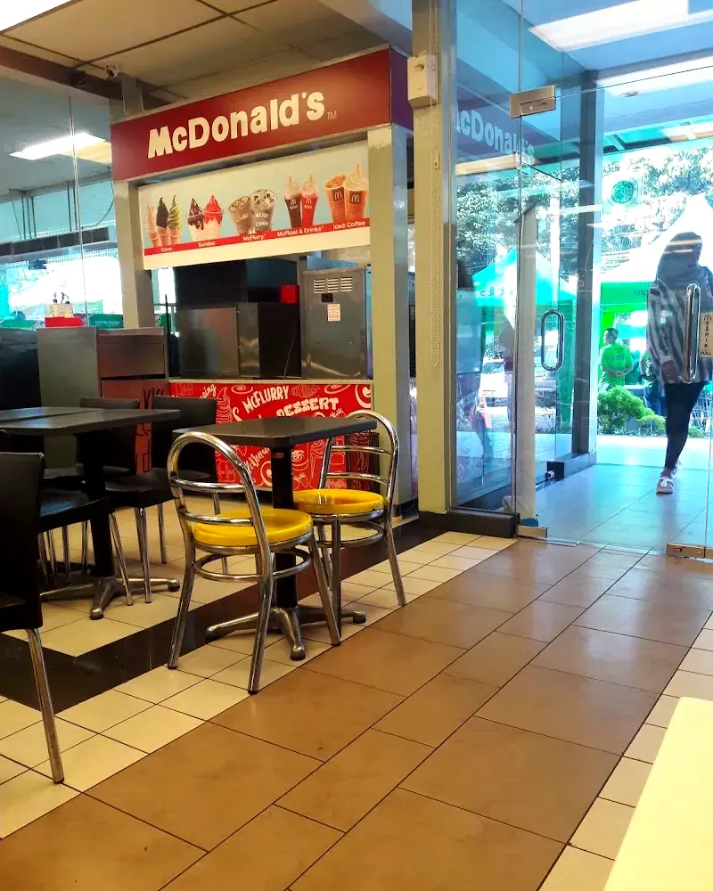 Suasana lokasi dan area makan McDonald's Bintaro Sektor 9